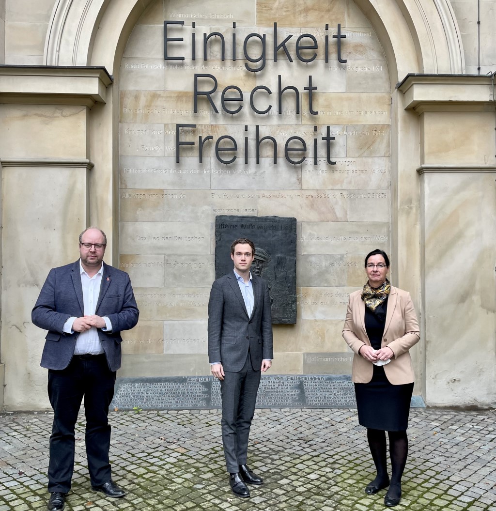 Die drei Helmstedter Landtagsabgeordneten Veronika Koch, Lars Alt, Jörn Domeier (v.r.n.l.) vor dem Niedersächsischen Landtag in Hannover.