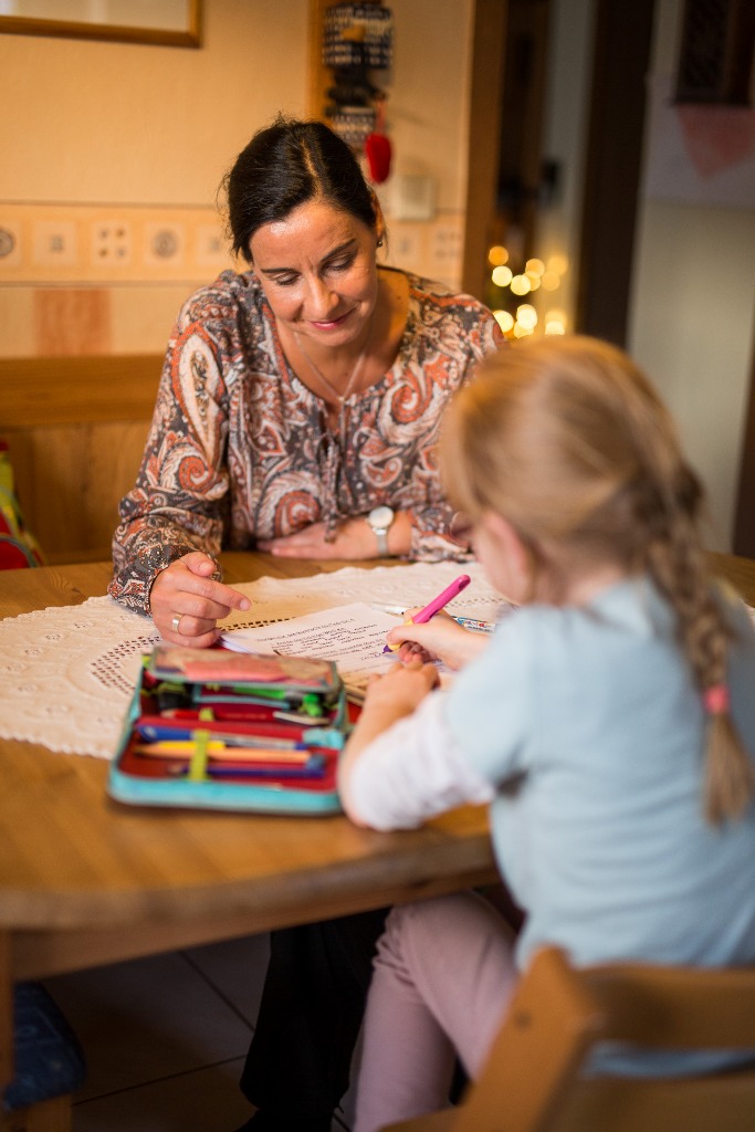 Veronika Bode unterstützt ihre Tochter bei den Schulhausaufgaben zuhause am Küchentisch