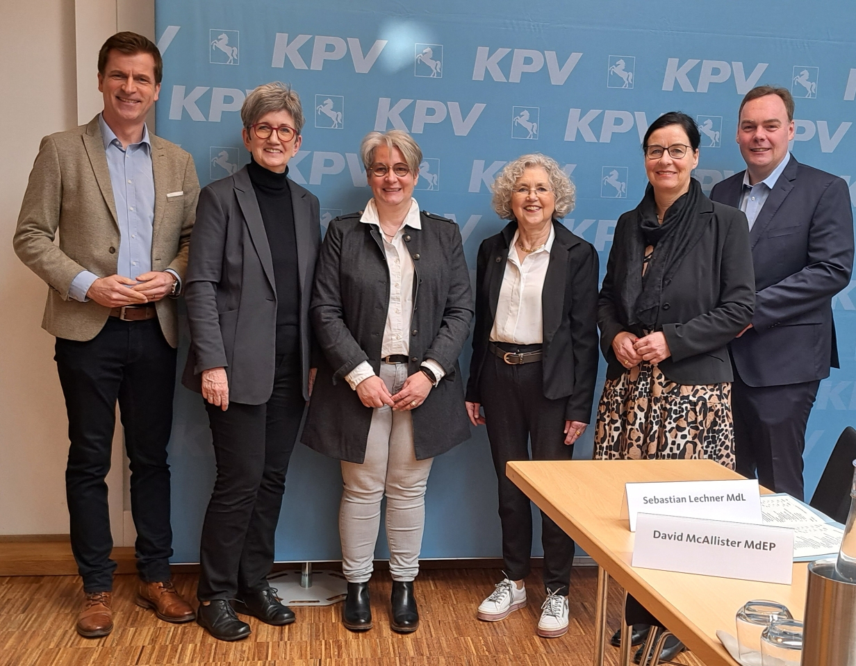 Die im Amt bestätigten KPV-Vorstandsmitglieder Veronika Bode MdL (2.v.r.) und Dorothea Dannehl (2.v.l.) mit den Helmstedter Delegierten Britta Michel (Mitte) und Cornelia Bosse (3.v.r.). 