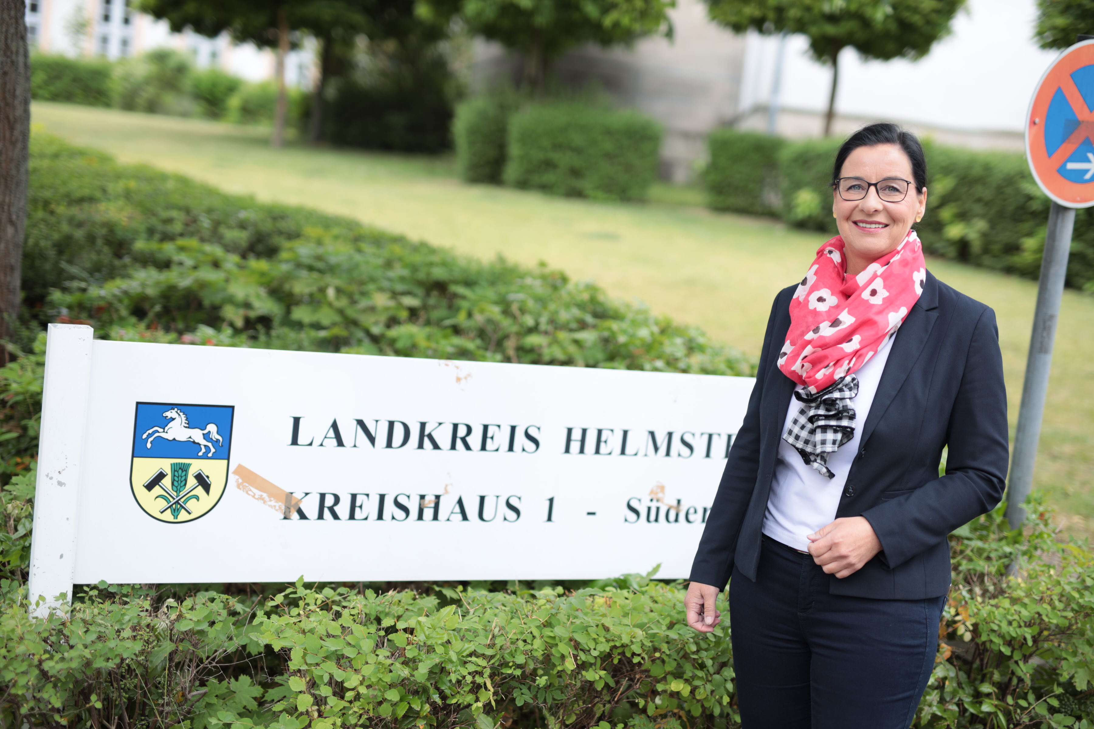 Veronika Bode vor dem Kreishaus in Helmstedt (Foto: Bjrn Kssner).