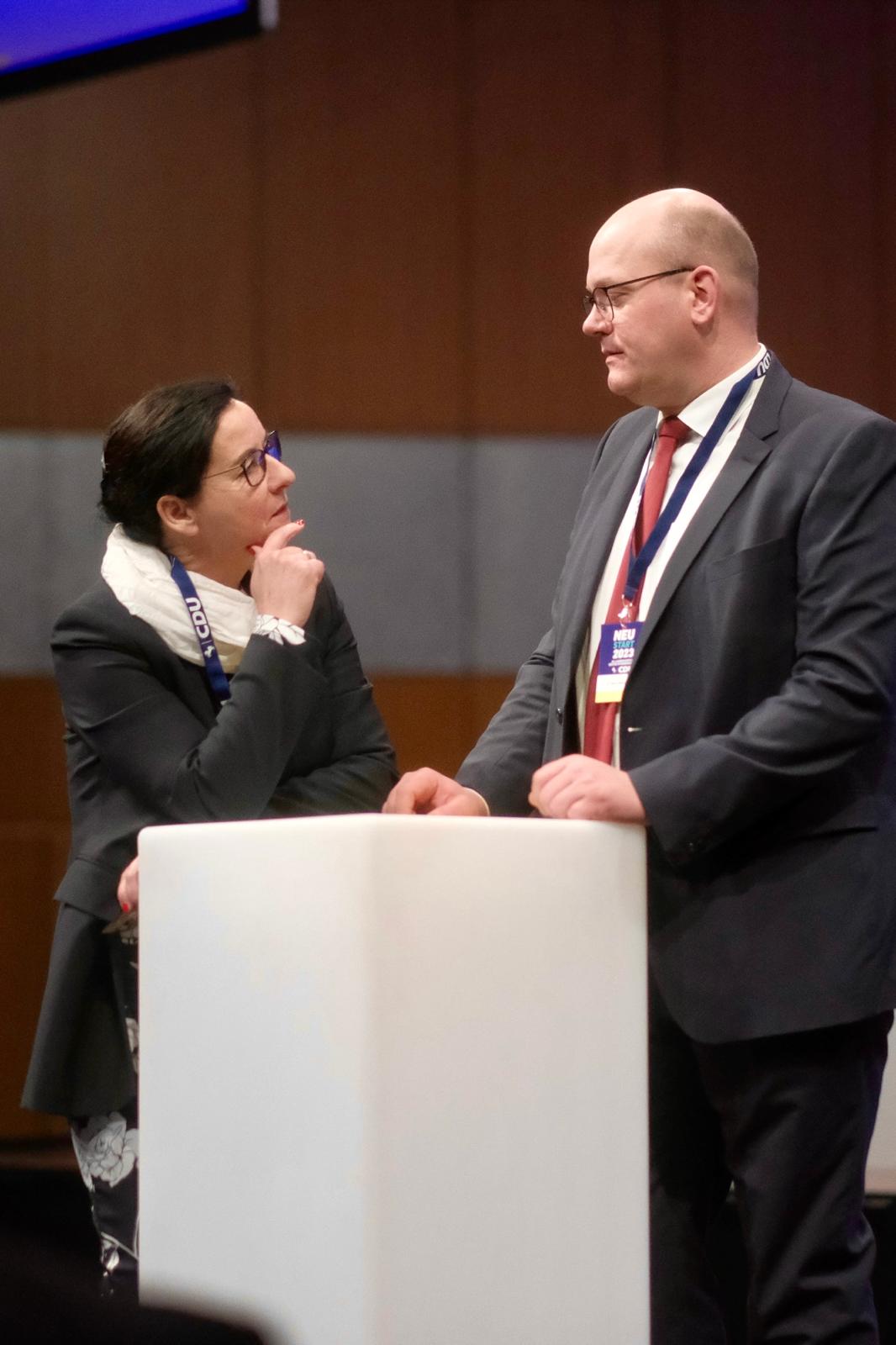 Veronika Bode MdL im Gespr�ch mit Dr. Marco Mohrmann MdL (Foto: Privat).