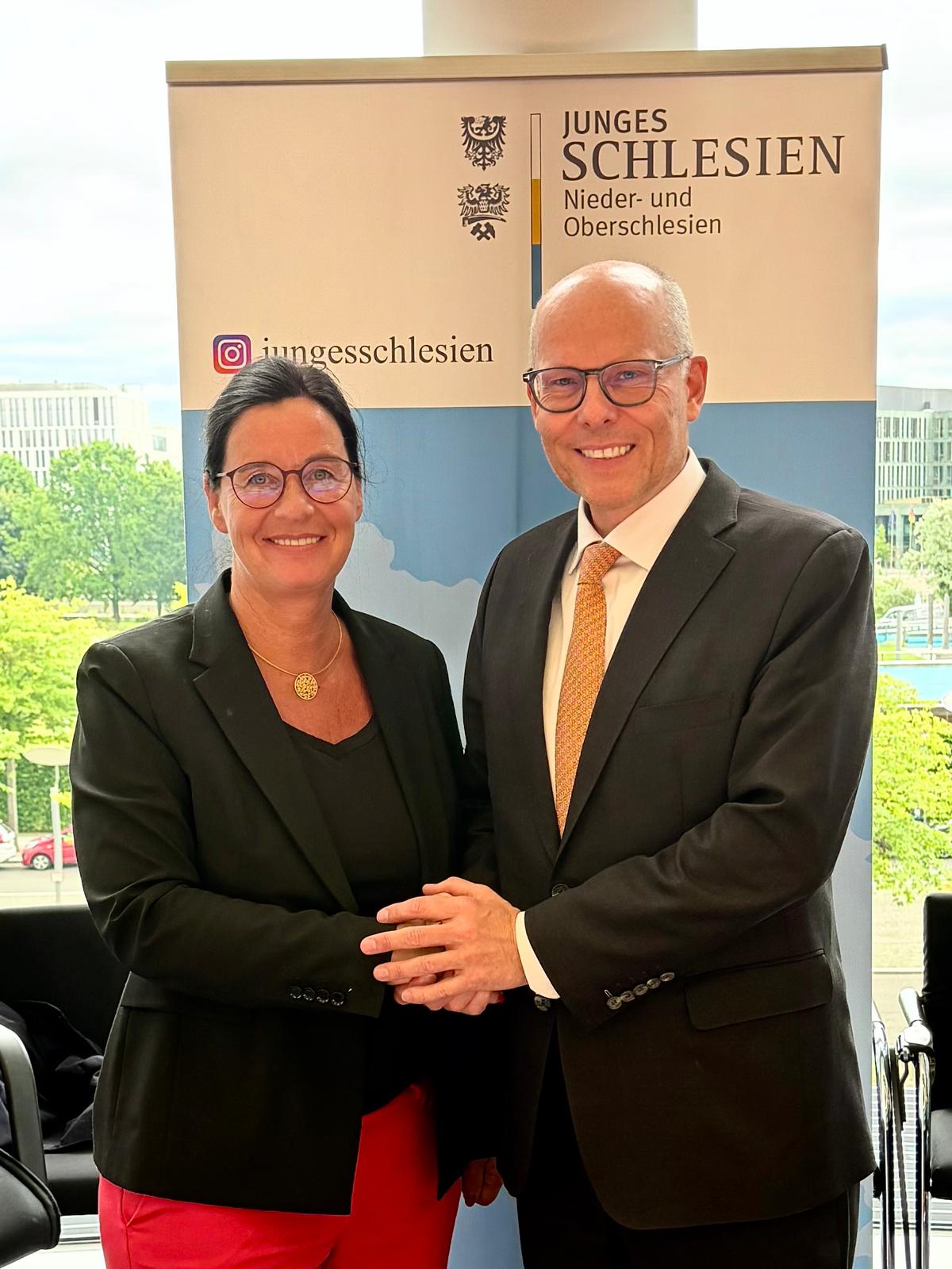 Veronika Bode MdL mit dem bisherigen Pr�sidenten Peter Beyer MdB (Foto: Privat).